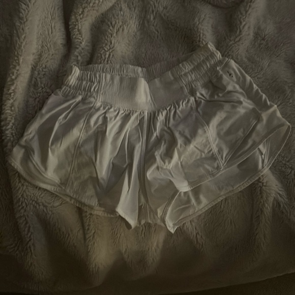 Lululemon 2.5 inseam white shorts, size 0, barely worn - Picture 1 of 3